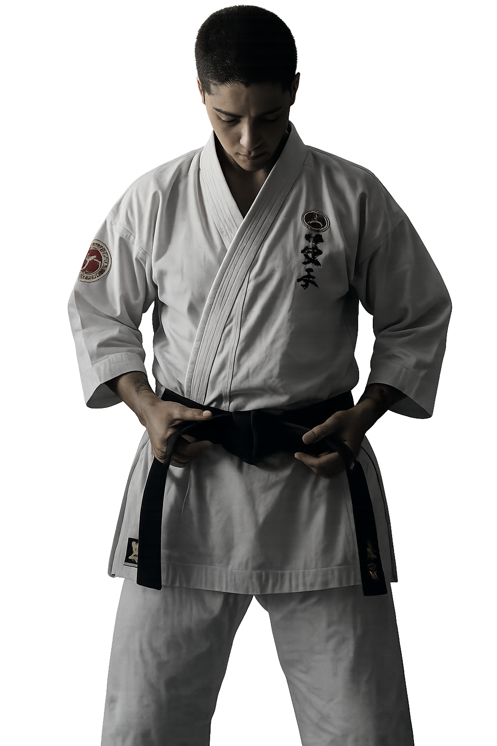 Karateka ajustando a faixa preta